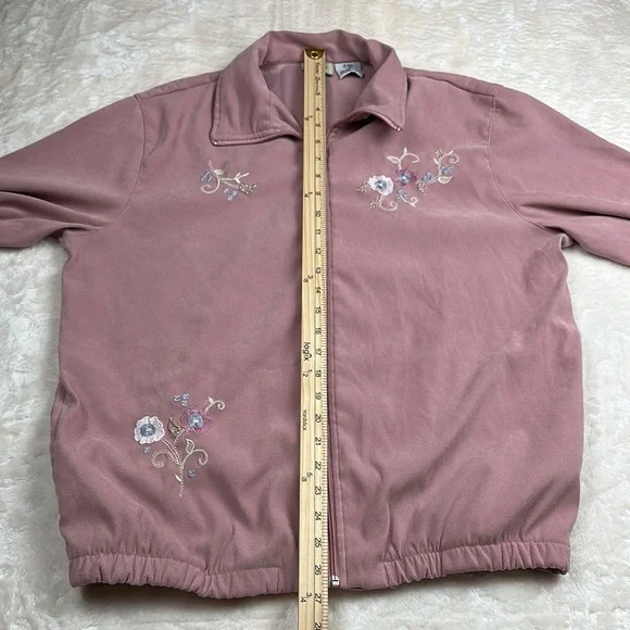 Essentials Dusty Rose Blazer With Flower Embroidery - Picture 10 of 12